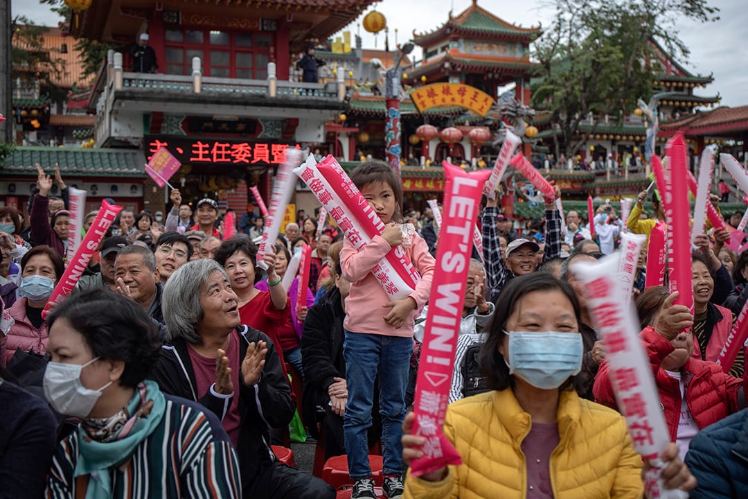 2019年12月28日，民進黨花蓮吉安鄉勝安宮前廣場舉行造勢活動，支持者在宮廟前觀賞台上表演。