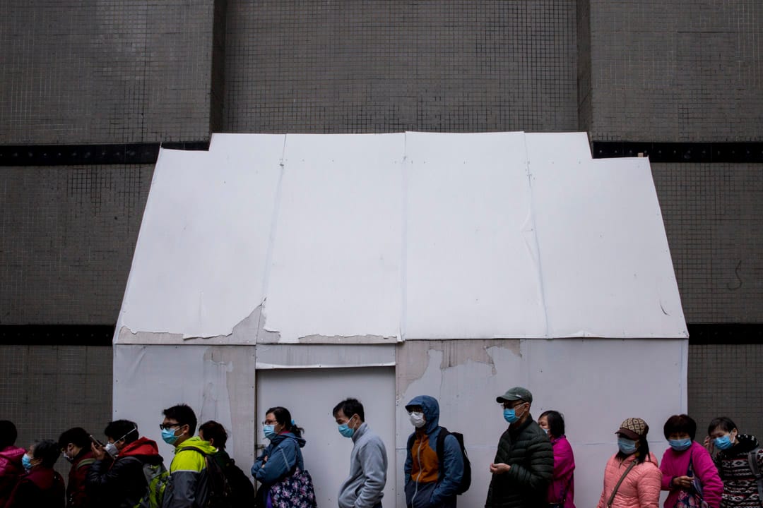 2020年2月5日，有不少市民于九龙湾排队轮候购买口罩，人龙围绕整个九龙湾工业区。