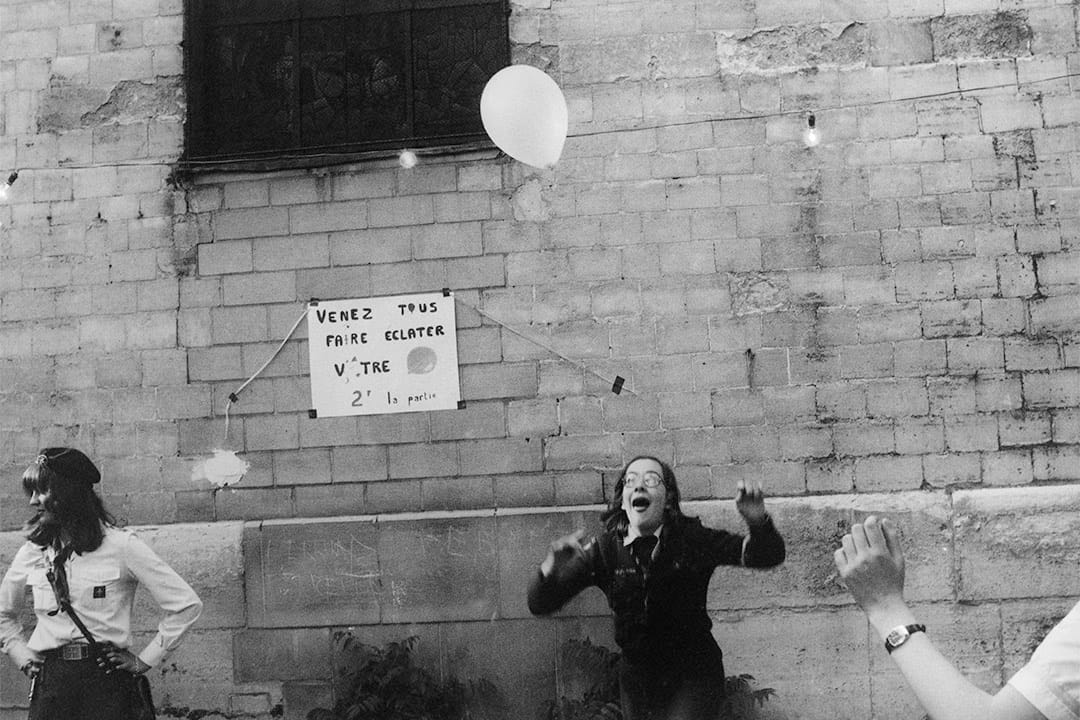 女童军与气球（1976-1980)。