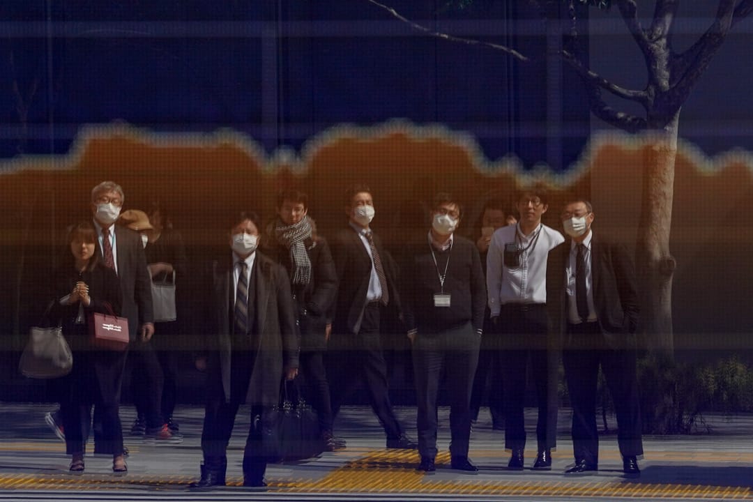 2020年3月13日，日本东京街上的行人戴著口罩。