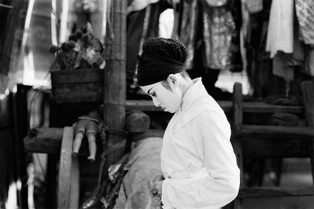 白色女伶与侧光 (1978)。