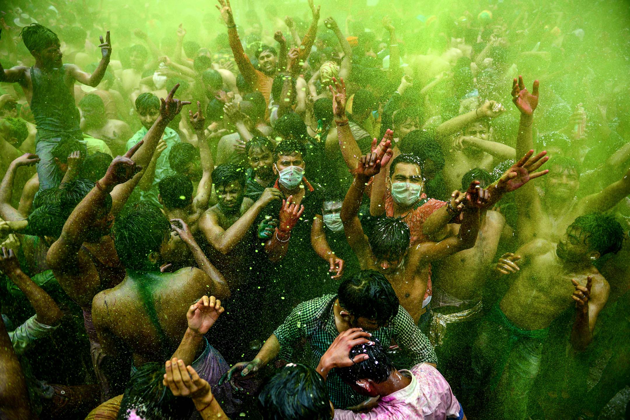 2020年3月10日，印度人正在安拉阿巴德庆祝侯丽节，当中有人戴著口罩。