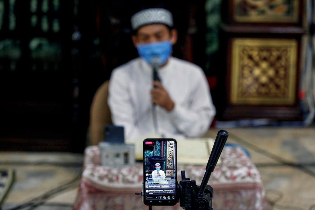 2020年4月25日,齋戒月,戴著口罩的穆斯林在清真寺內朗讀《古蘭經》,透過社交媒體傳播出去。