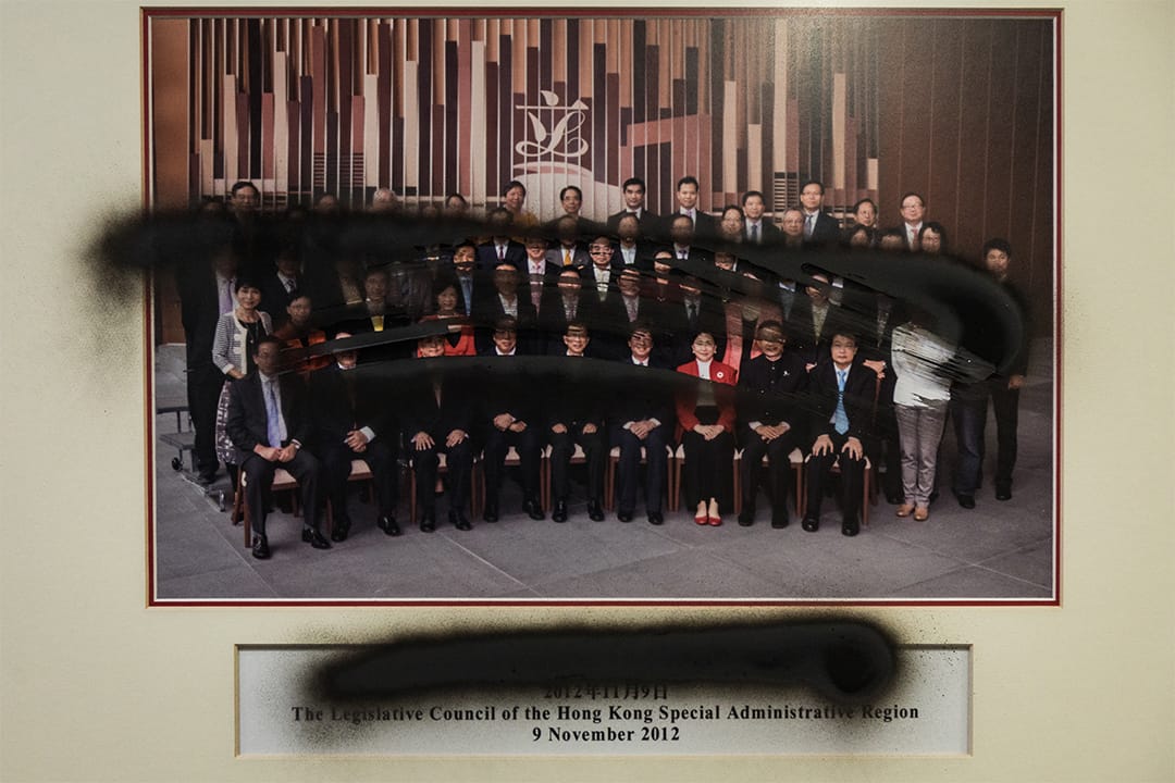 一張立法會議院的合照被佔領立法會的示威者塗污。