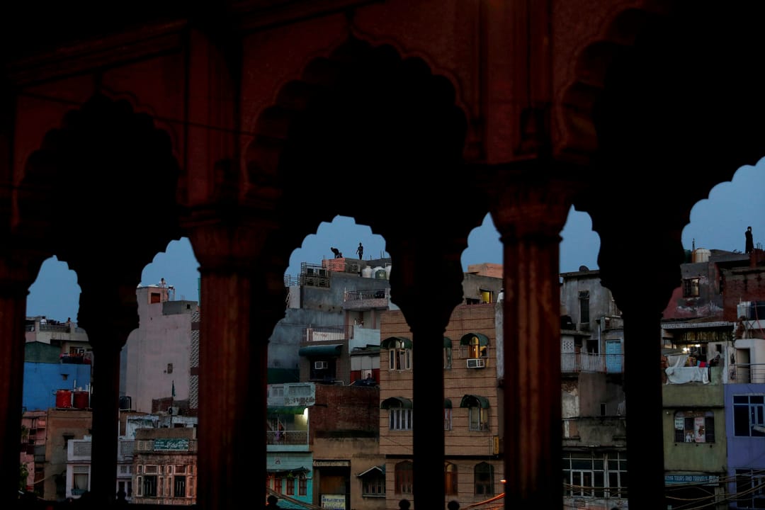 2020年4月24日,印度的齋月前夕,穆斯林男子站在屋頂上。