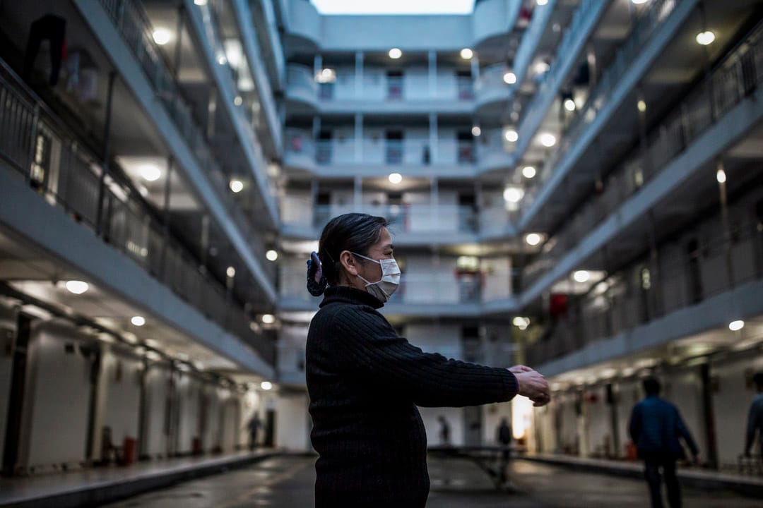 武汉软件工程职业学院作为康复隔离点，康复病人在晚饭后散步。