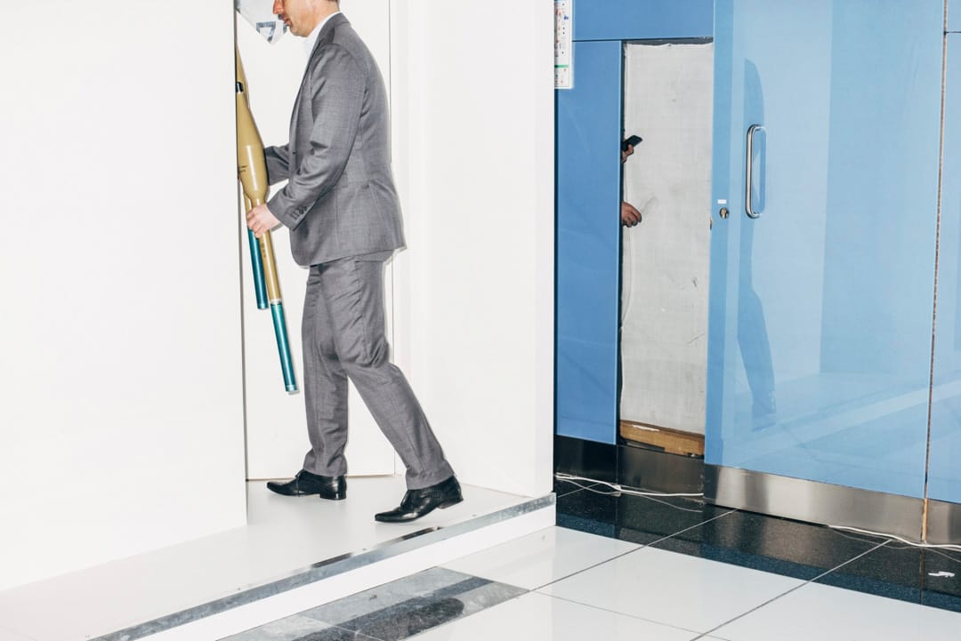 2019年2月18日,阿拉伯聯合大公國首都阿布扎比舉辦的中東最大的國際防務展覽會(IDEX),一位參展商將一組反坦克榴彈發射器收拾進房間中。