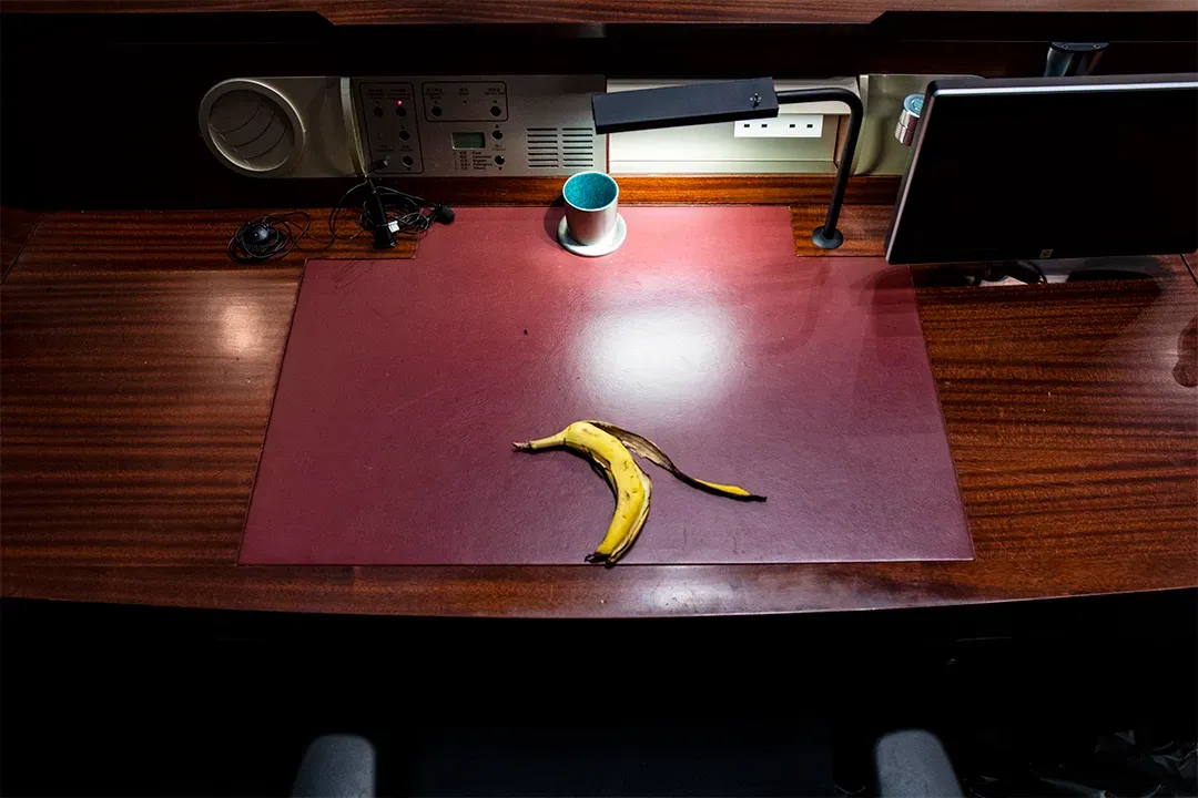 蕉皮遺留在立法會議事廳的桌上。