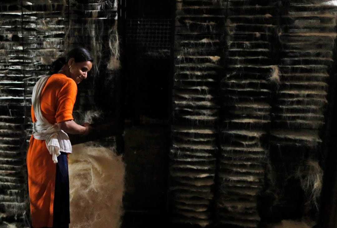 2020年4月25日,印度一家工廠,工人在安排於齋月中需要的乾粉條。