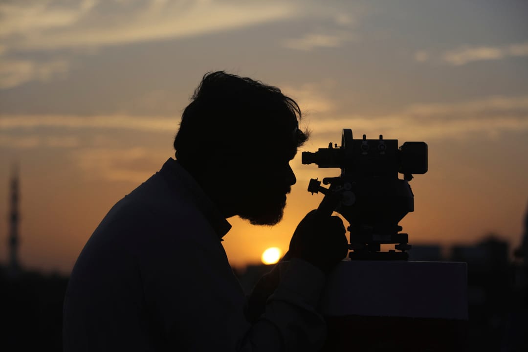 2020年4月23日,一名官員用望遠鏡尋找新月,這是穆斯林齋戒月開始的信號。