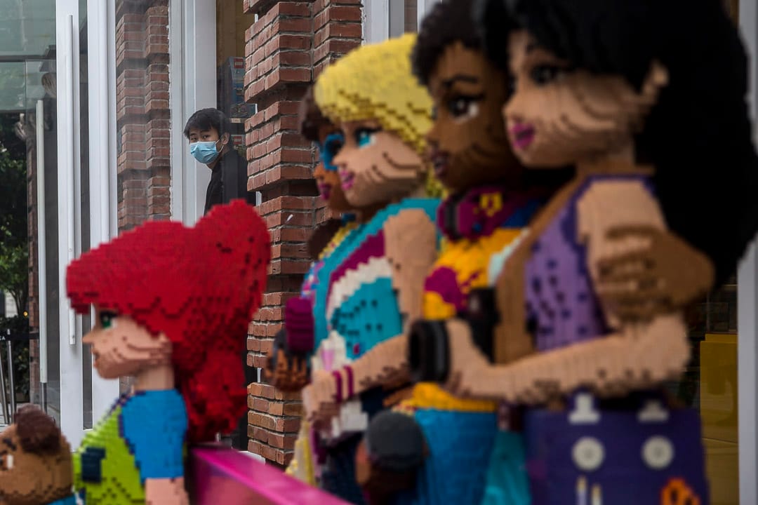 武汉武昌区，汉街，市⺠戴口罩逛街。