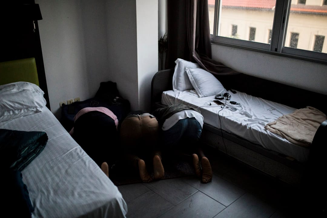 2020年4月24日,法國馬賽,穆斯林在封閉的房間裡,於齋戒月的第一天一起祈禱。