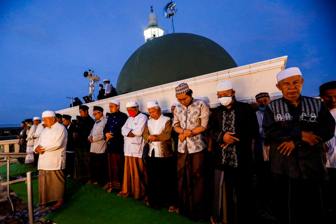 2020年4月23日,印尼雅加達,穆斯林男子於齋戒月的第一天在清真寺的屋頂上祈禱。