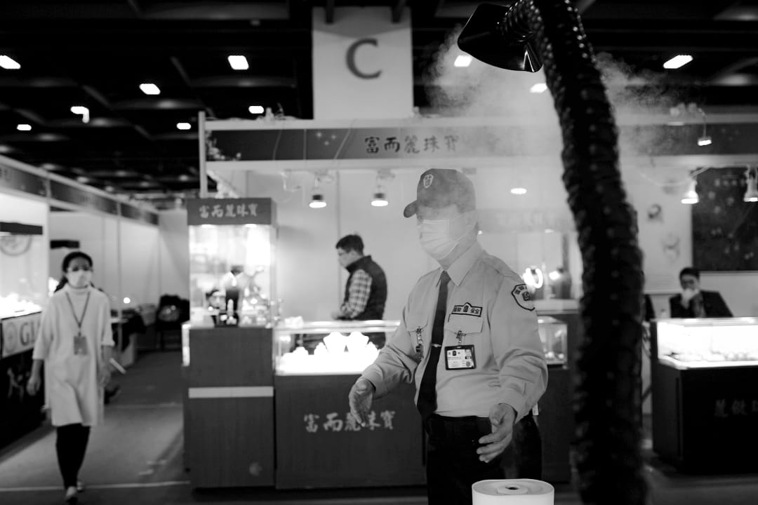 2020年2月21日台北，台北世贸中心珠宝展内的保安，以消毒喷雾机消毒。