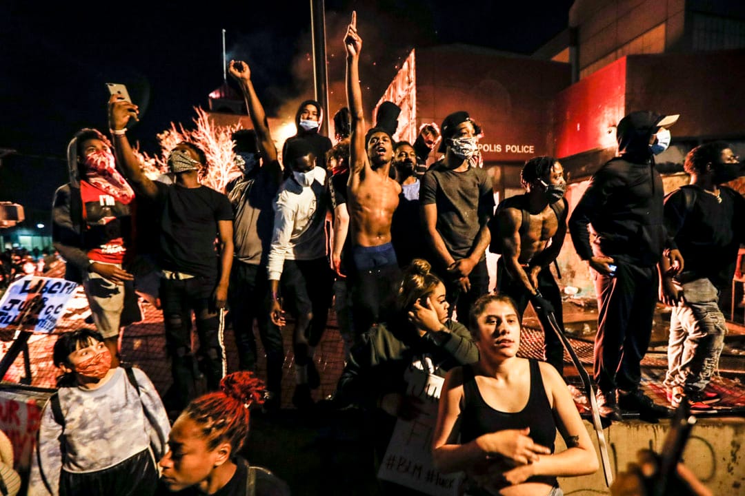 2020年5月28日美國明尼蘇達州阿波利斯市，民眾在焚燒中的警署外示威。