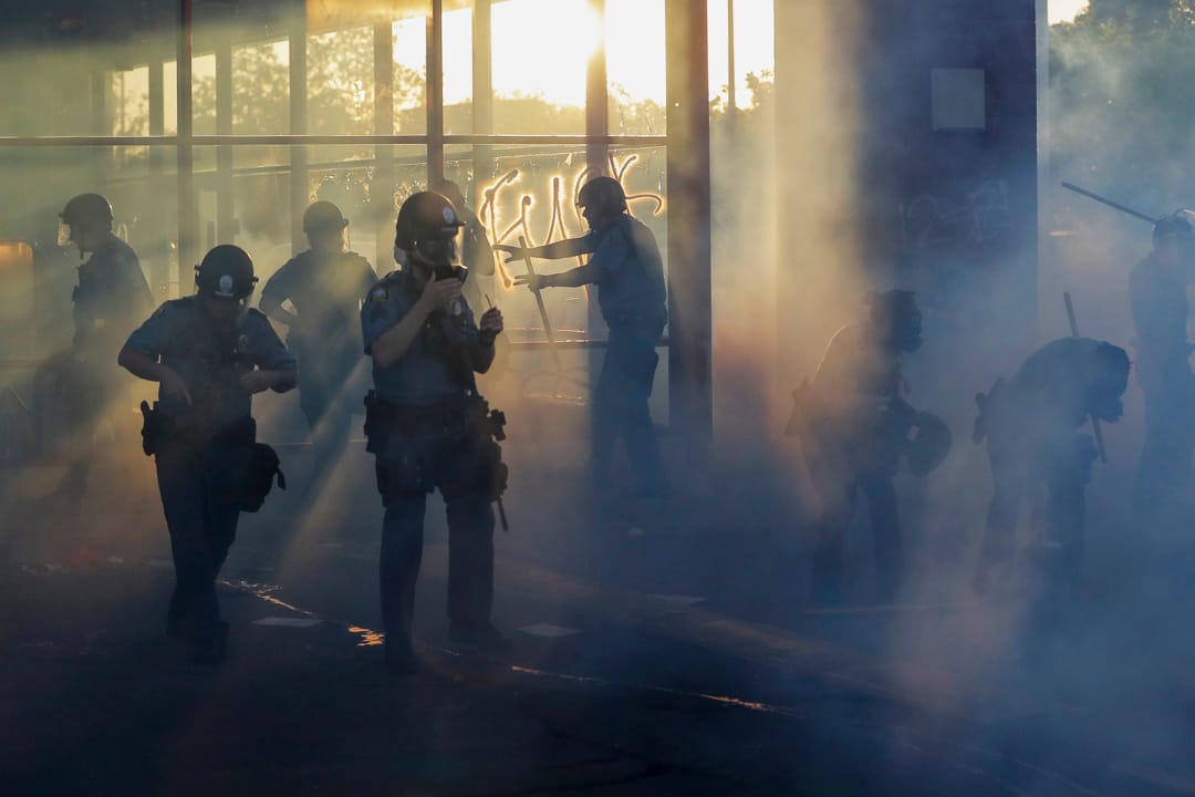 2020年5月28日美國明尼蘇達州聖保羅，警察在連續第三晚出現的示威活動中。