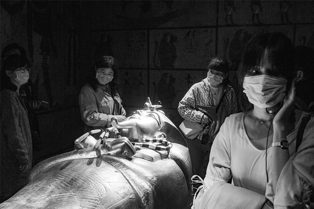 2020年4月4日清明节连假，台北中正纪念堂举行“图坦卡门—法老王的黄金宝藏特展”，观众在室内参观并保持1.5米的社交距离。