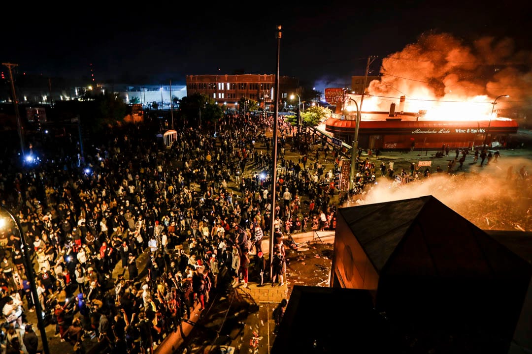 2020年5月28日美國明尼蘇達州阿波利斯市，示威者在焚燒中的警署外聚集。