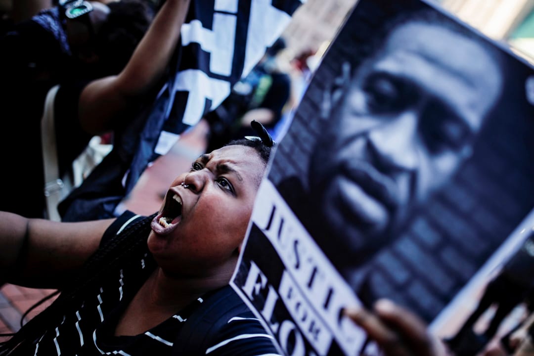 2020年5月28日美國明尼蘇達州阿波利斯市，示威者在城市大會堂外拿著喬治·佛洛伊德（George Floyd）的肖像抗議。