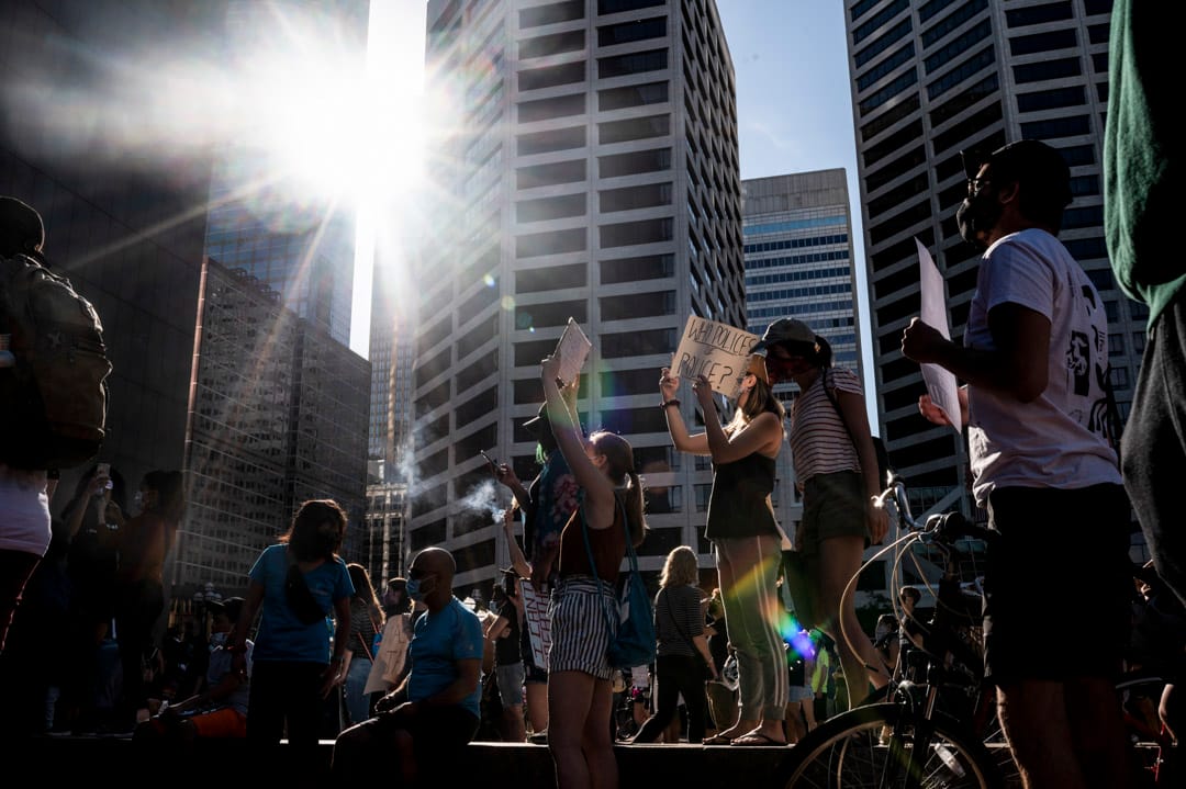 2020年5月28日美國明尼蘇達州阿波利斯市，示威者聚集抗議警察暴力。