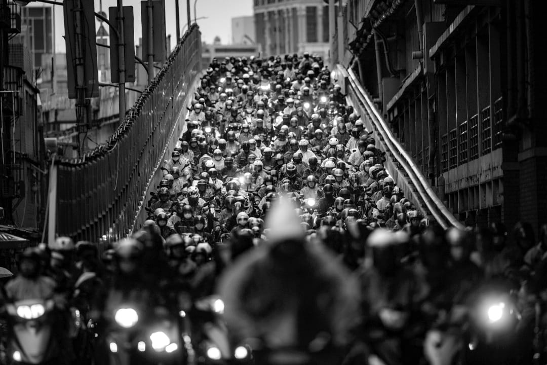 2020年3月21日台北，每天早上市民骑著机车由三重方走向台北，于疫情不算严重的台湾，不少市民照常上班。