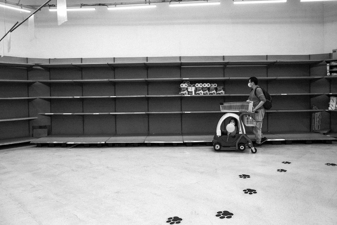 2020年3月20日，新北芦洲的一间超市，市民抢购卫生纸后，剩下空荡的货架。疫情持续升温之下引起民众恐慌，台湾某些卖场超市掀起抢购潮。