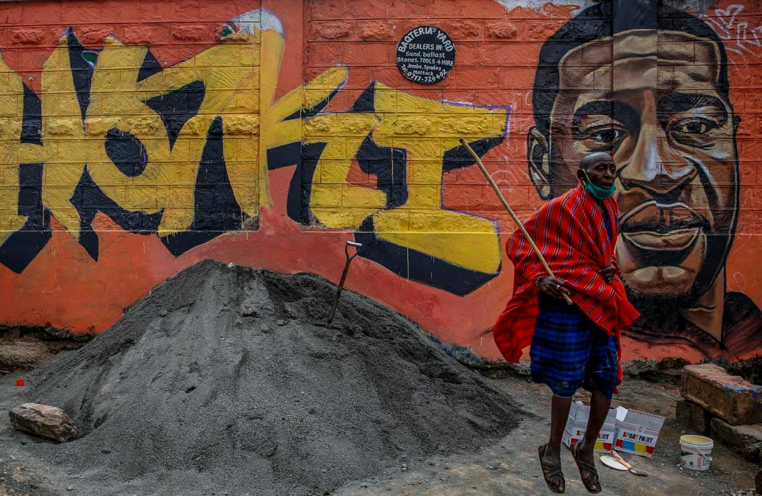 2020年6月3日肯亞奈洛比，一名男子在弗洛伊德的塗鴉前。