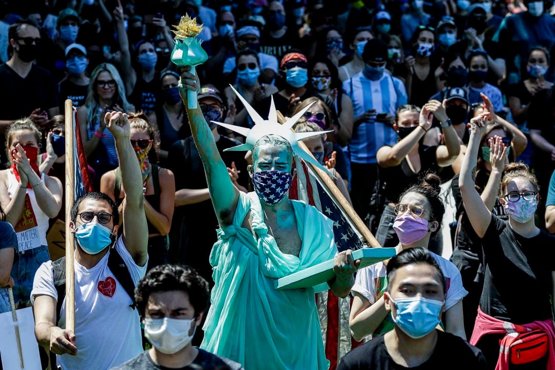 2020年6月6日，美國芝加哥遊行隊伍中，有遊行人士裝扮成自由女神像。
