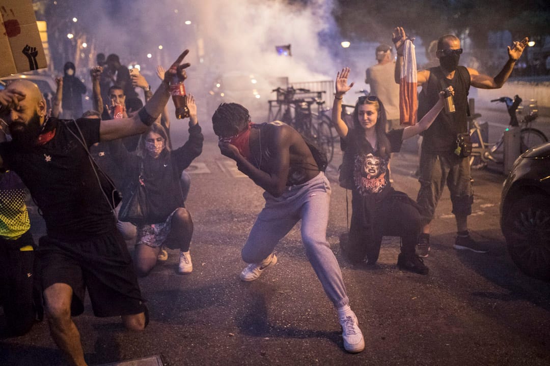 2020年6月6日，法國馬賽的民眾上街聲援美國示威，警方施放催淚彈。