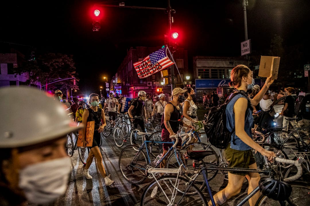 2020年6月6日，美國紐約的示威者遊行抗議警方殺害弗洛伊德。