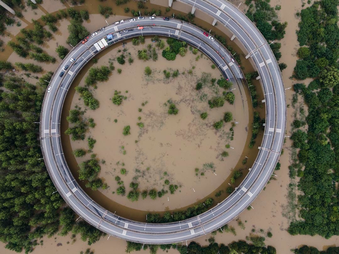 2020年7月13日，湖北省武漢市，由於長江的水位超過堤防，一道天橋被淹沒。