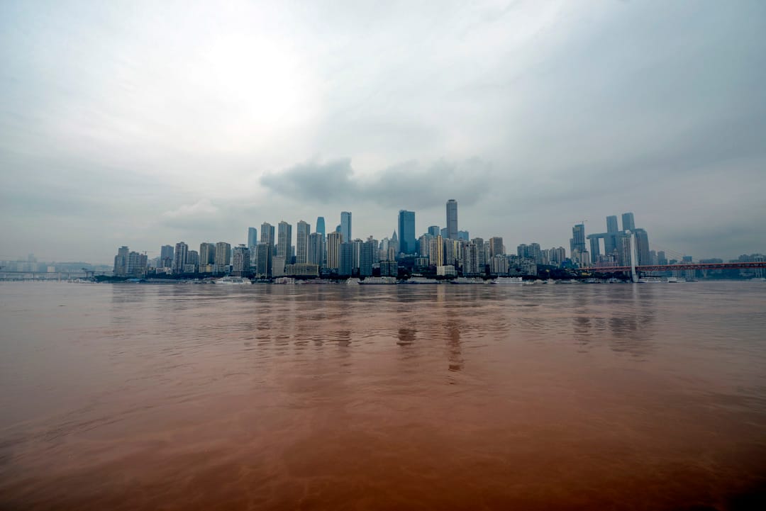 2020年7月18日，重慶長江朝天門段，長江洪峰已達180米的警告水位。