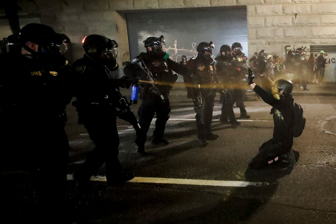 2020年7月29日，波特蘭一名跪在地上的示威者被聯邦特勤人員用胡椒噴霧射向面部，示威者後來被拘捕。