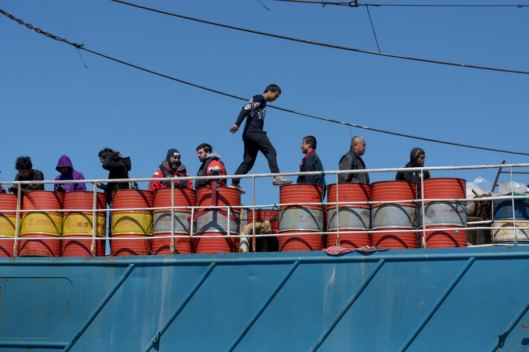 船上最年輕的小王，20出頭，第一次出海，合同簽了兩年。