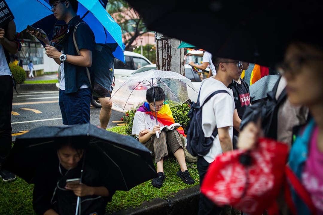 2019年5月17日，台北立法院外挺同团体发起集会，一名参与者在看书。