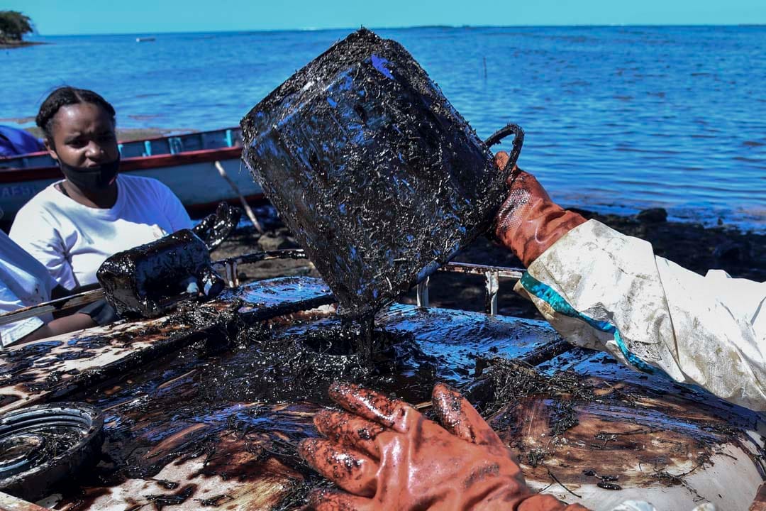 2020年8月12日，日本貨船「若潮號」在毛里求斯海域擱淺後，義工參與清理海上油污。