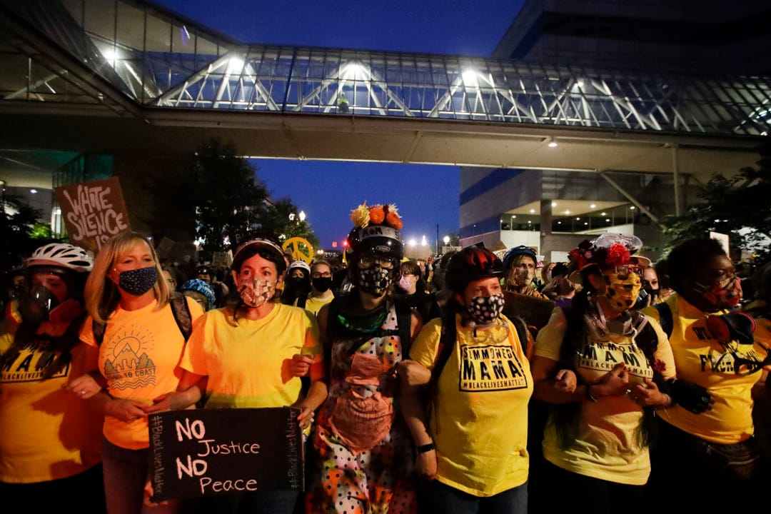 2020年7月24日，一群自稱「媽媽人牆」的示威者，以黃色上衣為記，蹺手築成人牆，與全副武裝的聯邦人員對峙。