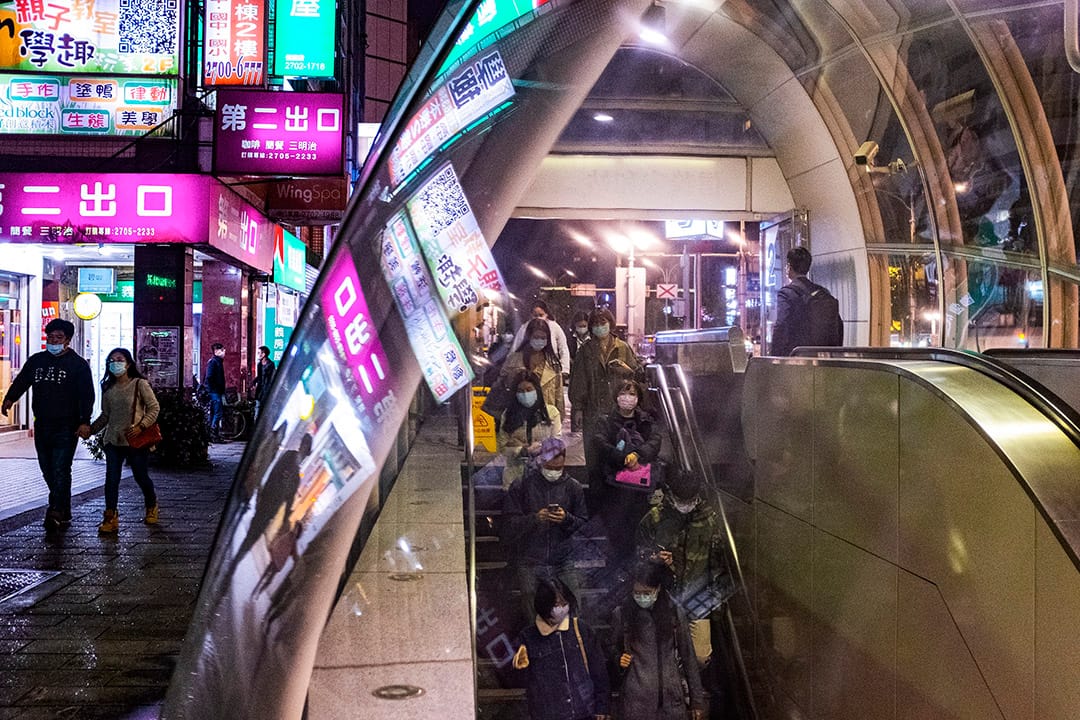 2020年4月24日台北，市民走进捷运站。
