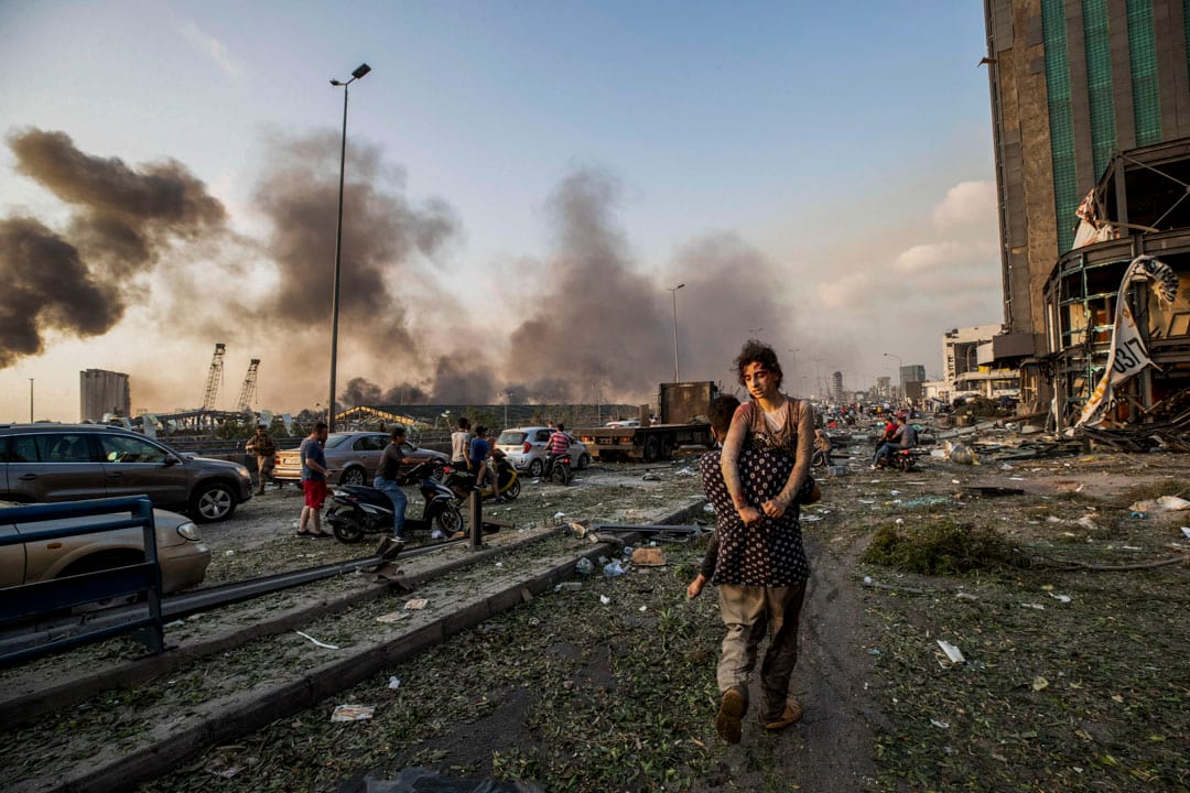 2020年8月4日，黎巴嫩首都貝魯特港口附近發生劇烈爆炸，現場升起蘑菇雲。事件最終造成至少135人死亡，超過4000人受傷，事發當天一名男士抬著受傷的女孩離開爆炸現場。