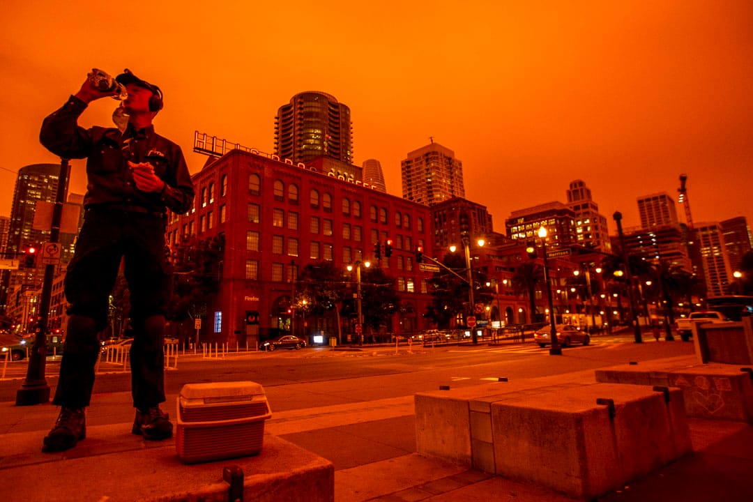 2020年9月9日，一位男士在三藩市湾区的街上喝水。 