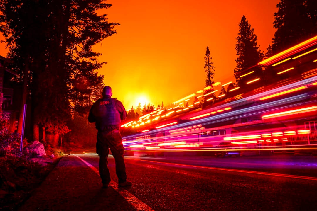 2020年9月6日，一位警长在加州的马路上。