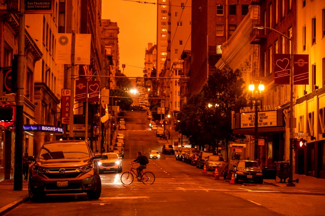 2020年9月9日，加州三藩市中午时分，行人在街上骑单车。