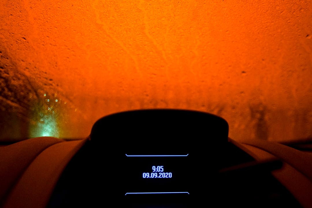 2020年9月9日，美国加州奥克兰，晚上9:05分由车窗望出外面的天空依然呈现橙红色。