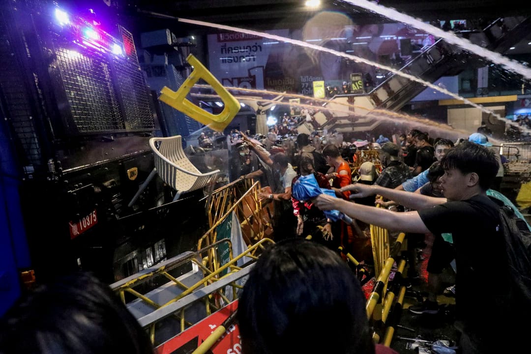 2020年10月16日泰国曼谷,反政府抗议活动期间,人们向警车扔杂物。