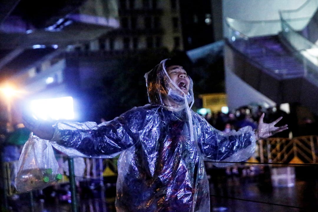 2020年10月16日泰国曼谷,一名抗议者在反政府抗议活动中。