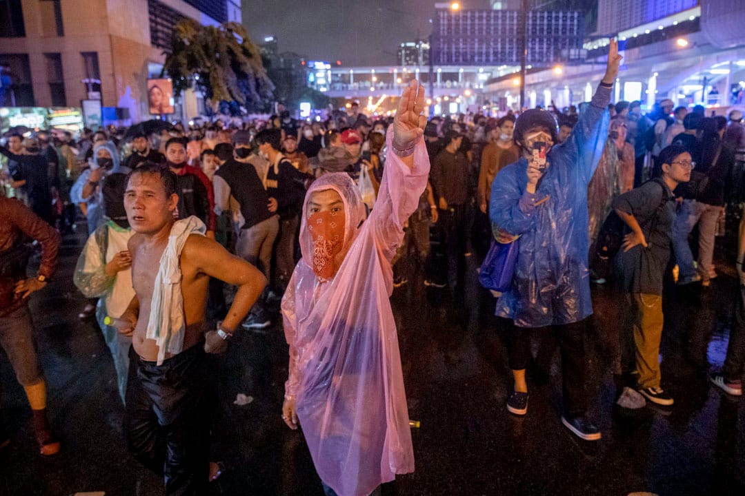 2020年10月16日泰国曼谷,示威者举起举起象征反抗三只手指。