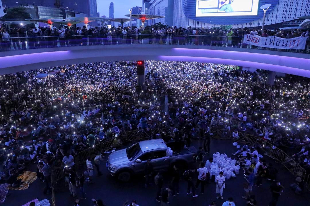 2020年10月16日泰国曼谷,示威者举起手机在反政府抗议活动中。