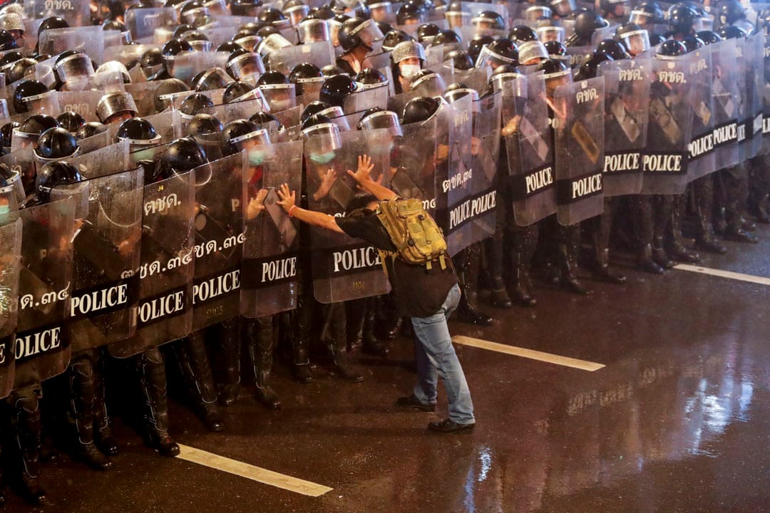 2020年10月16日泰国曼谷,一名男子在反政府抗议活动中向警察推撞。