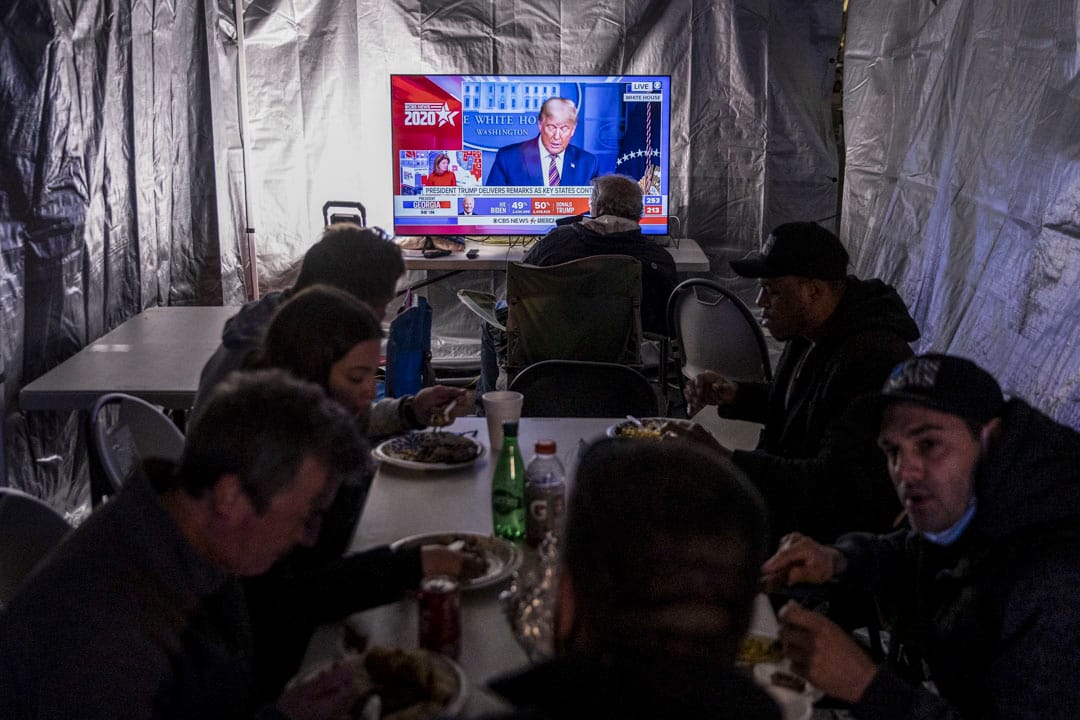 2020年11月5日美国特拉华州威明顿大通中心外，媒体工作人员于拜登的竞选总部观看美国总统特朗普的记者会。