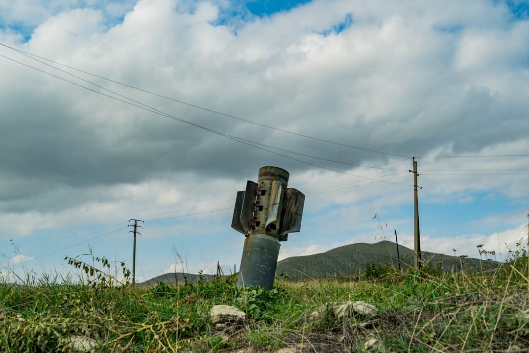 2020年10月11日，一顆未引爆的炸彈插在亞美尼亞小鎮Martuni的一幅草坪上。炸彈來自一輪阿塞拜疆發動的砲擊。